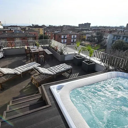 Panoramic Design Penthouse W Cinema Jacuzzi شقة